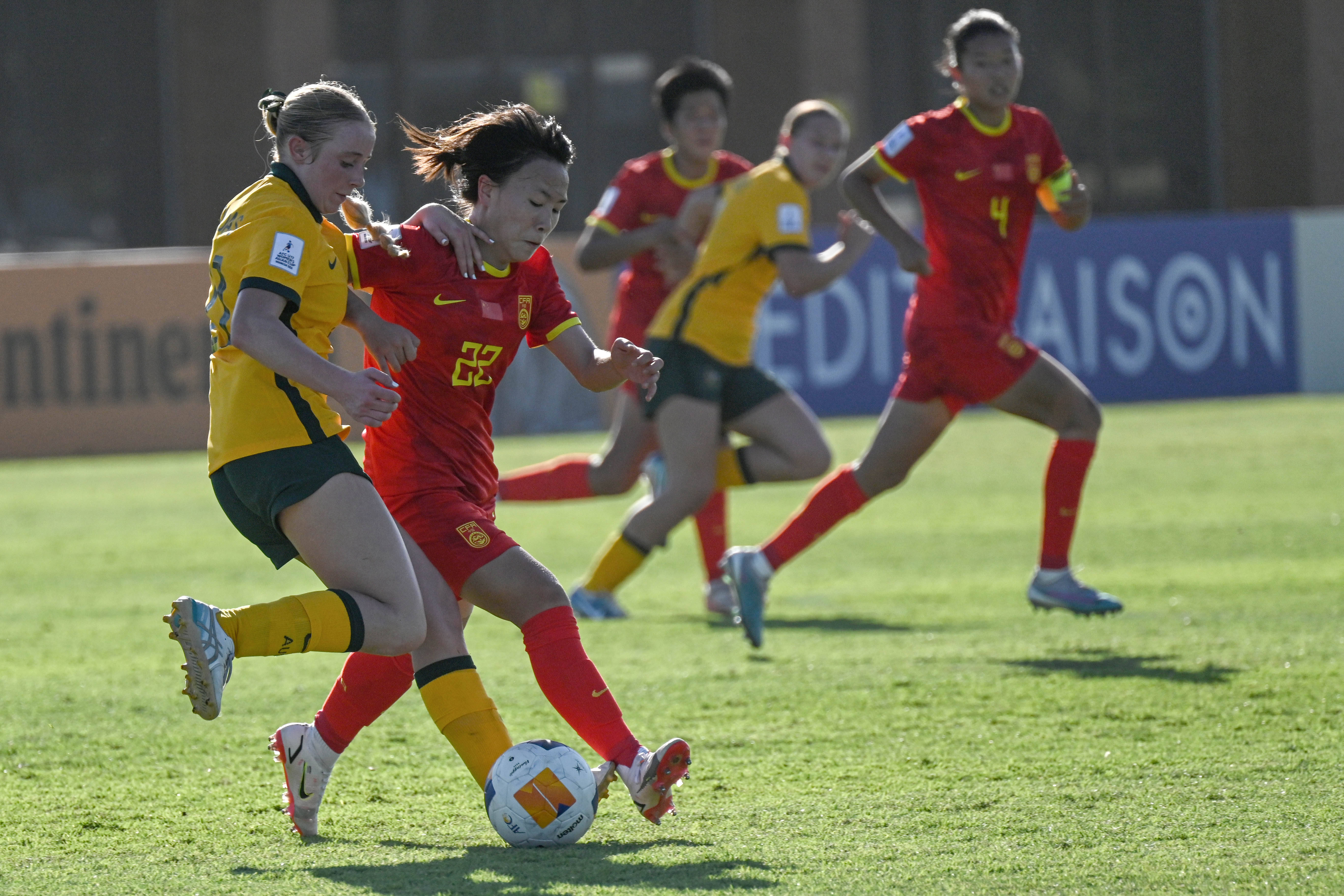 澳大利亚女足队员士气高昂，迎接挑战